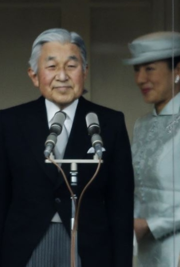 إمبراطور اليابان يعلن تنازله عن العرش
