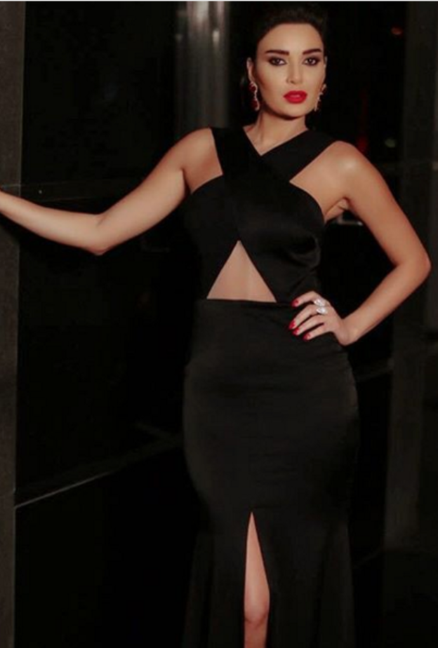 فستان من الجلد الأسود اختارته سيرين عبد النور