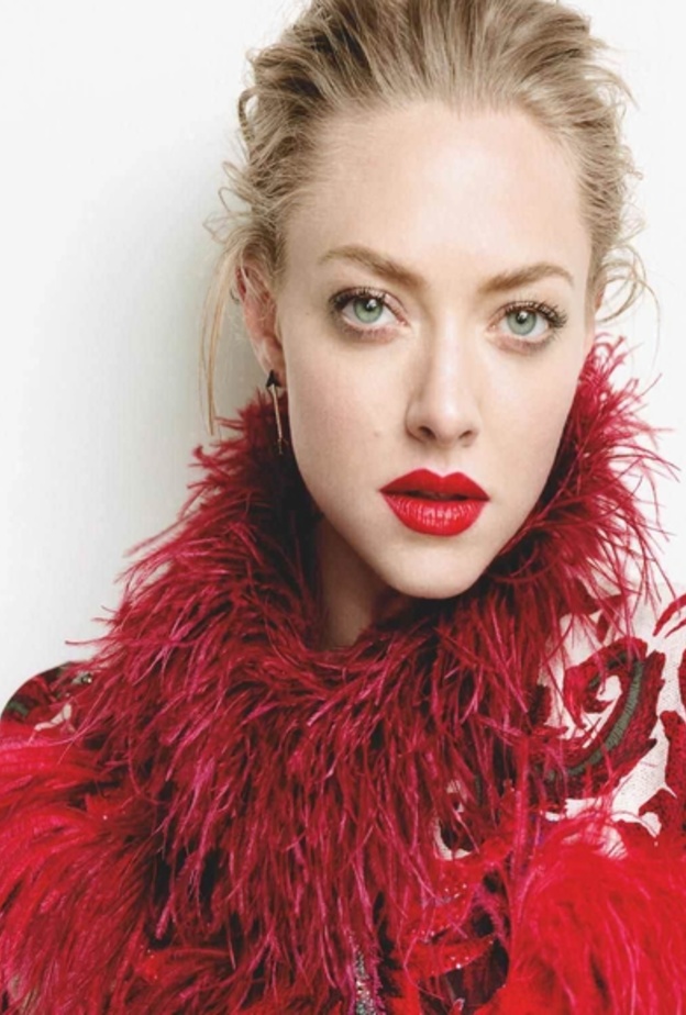 اماندا سيفريد ‏لا تتردد بتمرير اللون الاسود على الشفاه