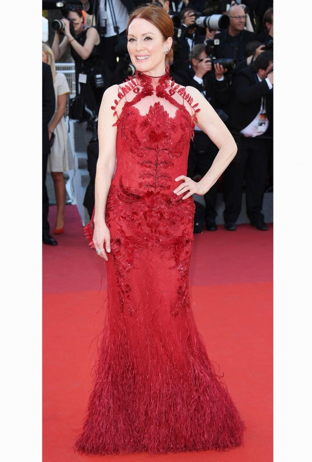 جوليان مور ‏Julianne Moore‏ بفستان متألق مع الريش من كالفين كلاين ‏Calvin Klein