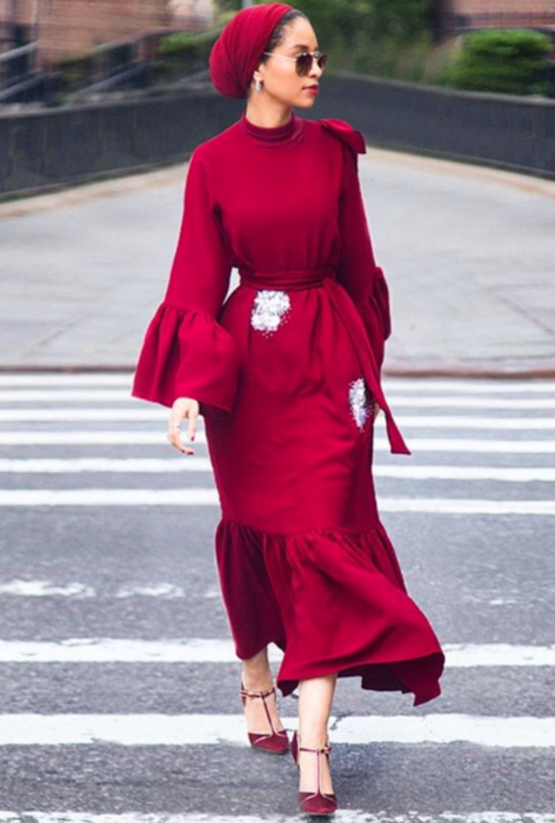 صوفيا غودسون في فستان رائع من قماش الشيفون باللون الزهري التفاحي