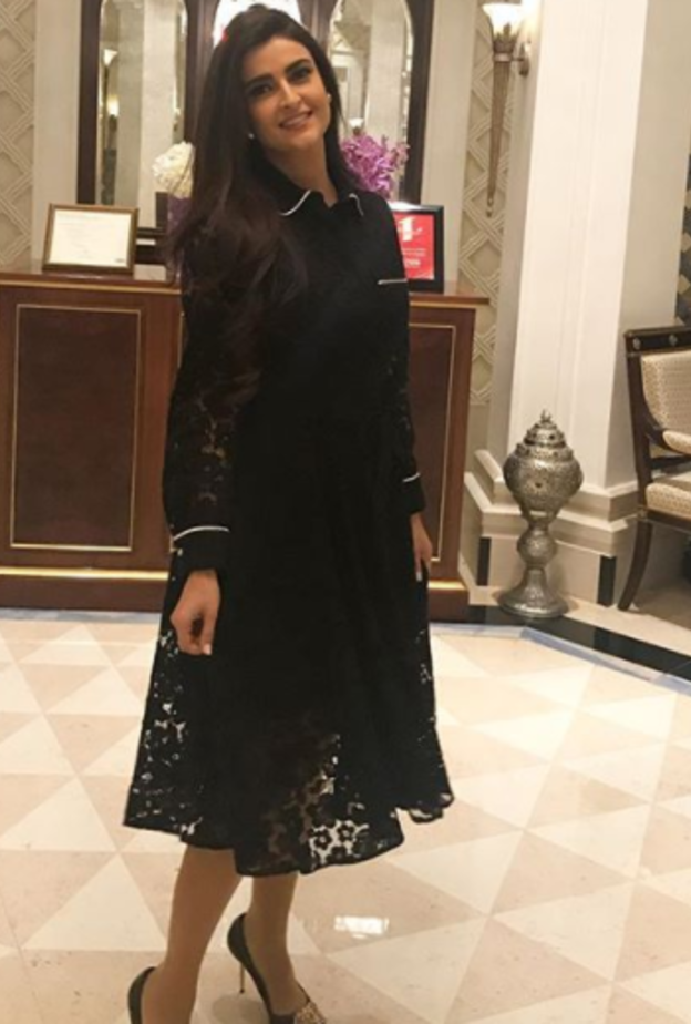 كلاسيكية وأناقة علا الفارس بالأسود.