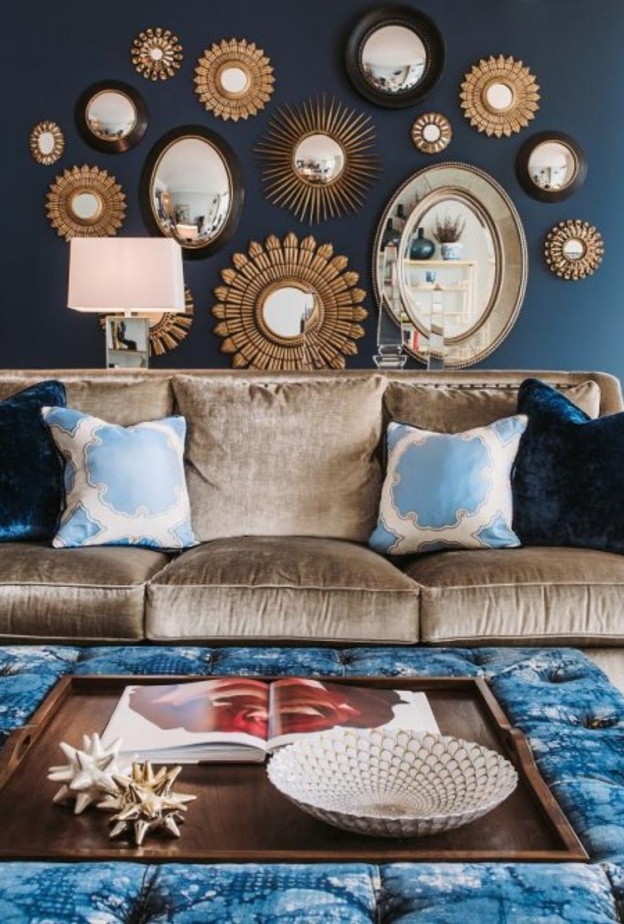 كنب من المخمل مع الوسائد الملونة لشتاء دافئ