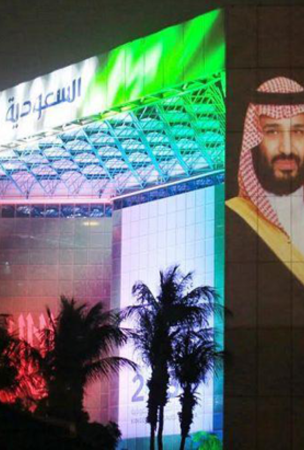 مقر الخطوط السعودية يتوشح بعلم الإمارات