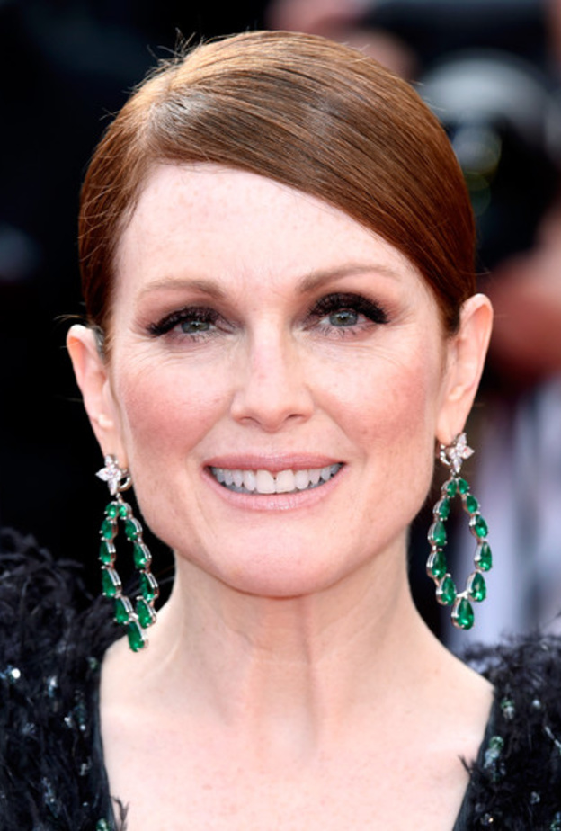 جوليان مور متألقة بأقراط زمرد من شوبارد