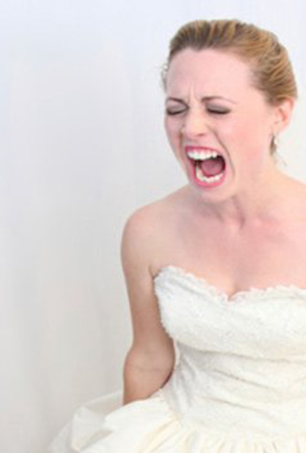 اصيبت العروس بكدمات ورضوض في جسمها