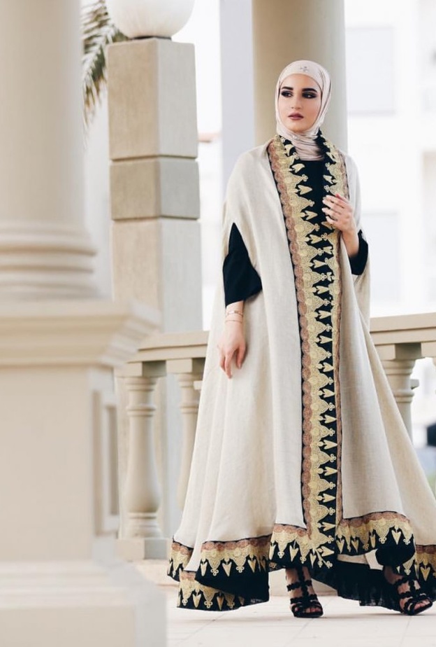 موديلات عبايات سوداء مع الدانتيل الأبيض من دلال الدوب.