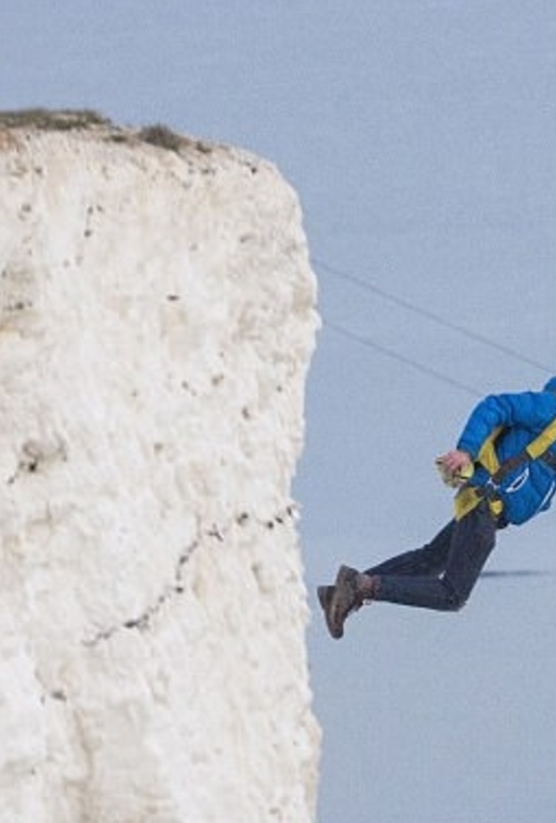 صديق يقفز خلف صديقه بمظلة هوائية من ارتفاع 530 قدم