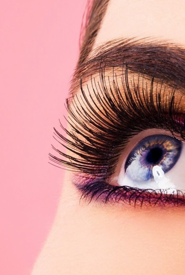 الرموش الكثيفة والطويلة تزيد من جمال العين
