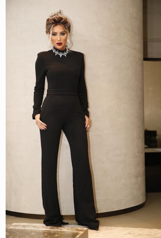 موضة الجمبسوت الواسع والمقلم من اختيار مايا دياب.