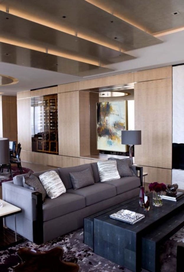 سقف غرفة جلوس يعكس صورة طبيعية.