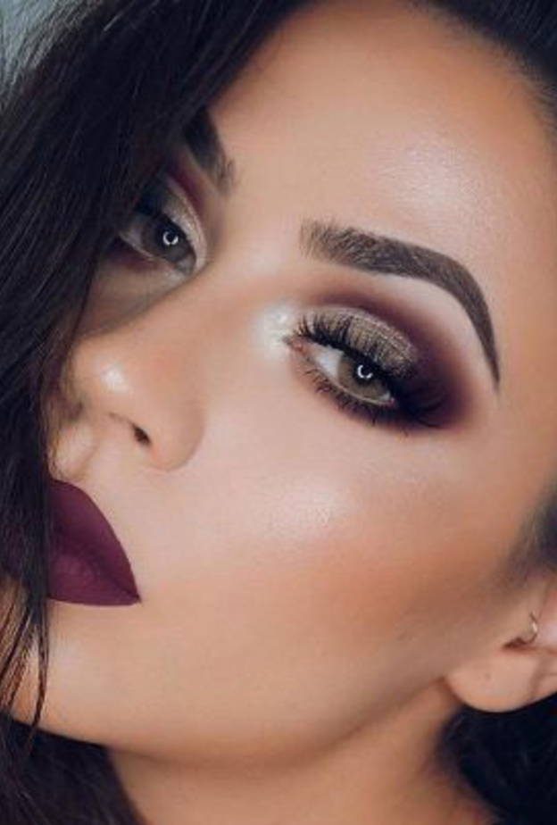 مكياج ماروني مع الآلينر المجنح.
