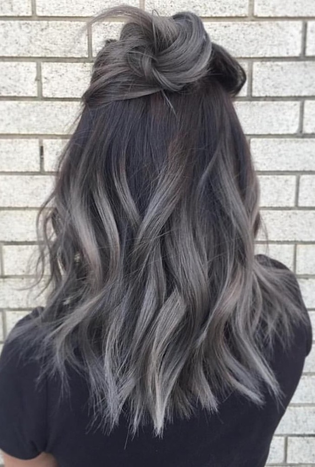 الزيتي الرمادي يليق بمختلف البشرات