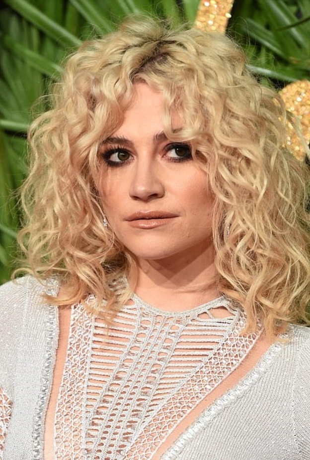 مكياج طبيعي مع الملامح الناعمة باسلوب Stella Maxwell