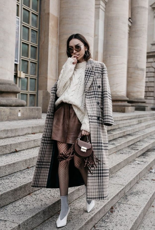 اختاري سويتر طويلة مع بنطلون من الجلد لتحصلي على لوك شبابي مميز