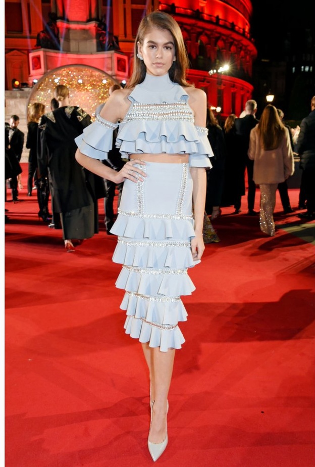 فستان سهرة مطبع اختارته Maisie Williams من دار Coach