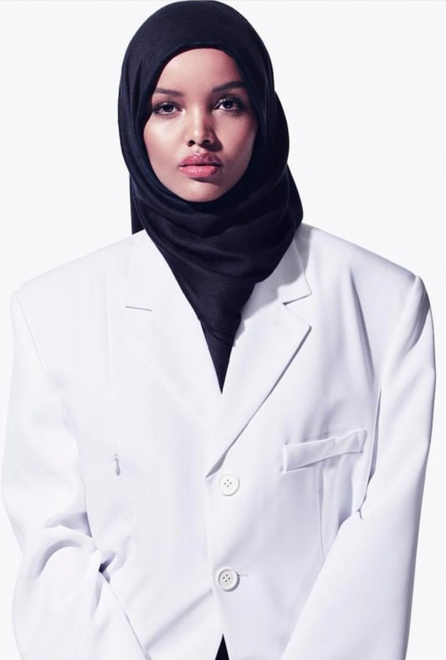 لفات حجاب دائرية بطبقات متعددة على الرقبة