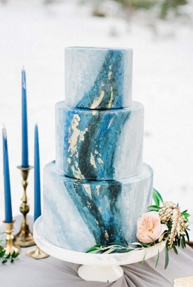 كعكة زفاف زرقاء مع كاب كيك من اللون نفسه