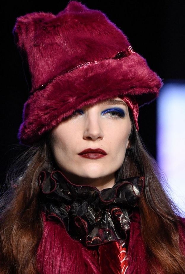 صور اكسسوارات شنط جلدية كبيرة باللون البنفسجي من Altuzarra