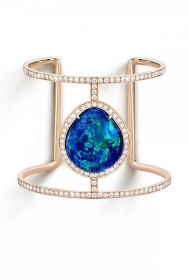 سوار من بولغاري من الماس والياقوت الازرق والزمرد