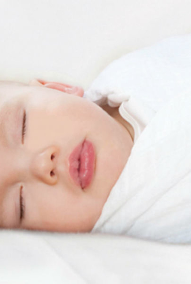 خطوات لف القماط للطفل الرضيع