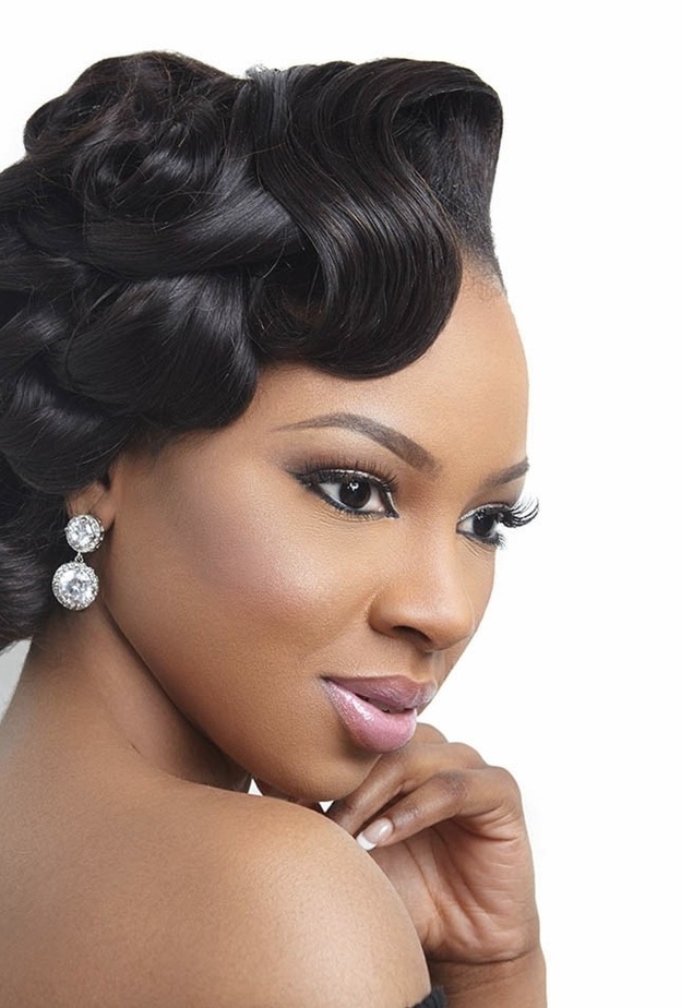 للعروس السمراء قومي بابراز عينيك بالكحل الاسود لتحصلي على نظرة واثقة و مثيرة