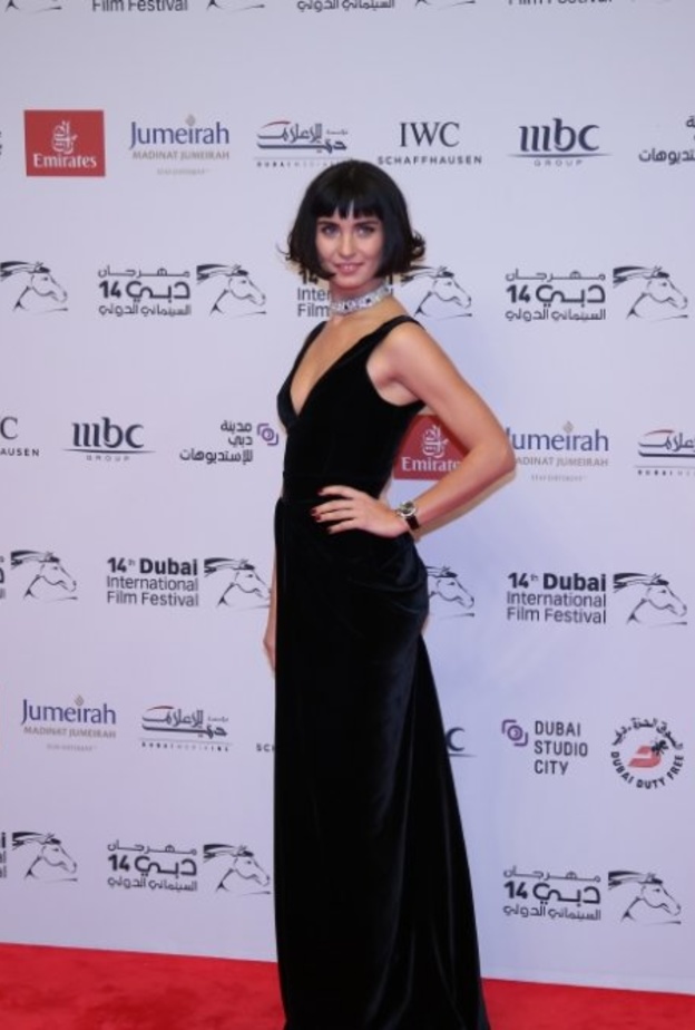 مي سليم بفستان اخضر براق وقصة الاكتاف المكشوفة