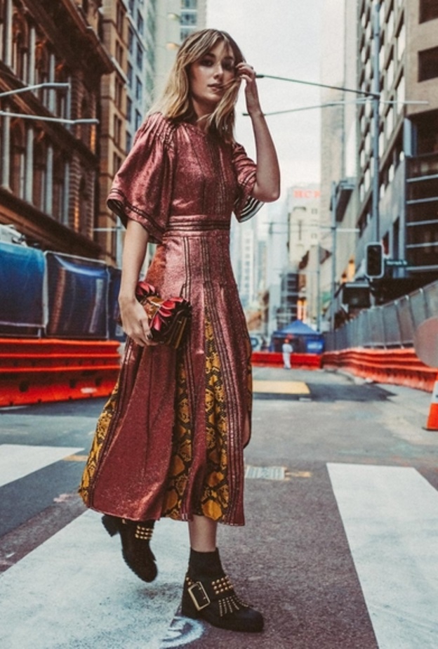 ستايل أنثوي وجذاب بالفستان الميتاليك بدرجة اللون الزهري مع صندل أنيق وراقي