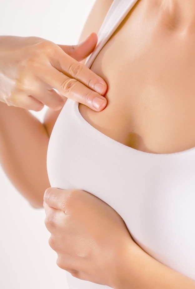 اسباب واعراض مرض كتل الثدي وطرق علاجه