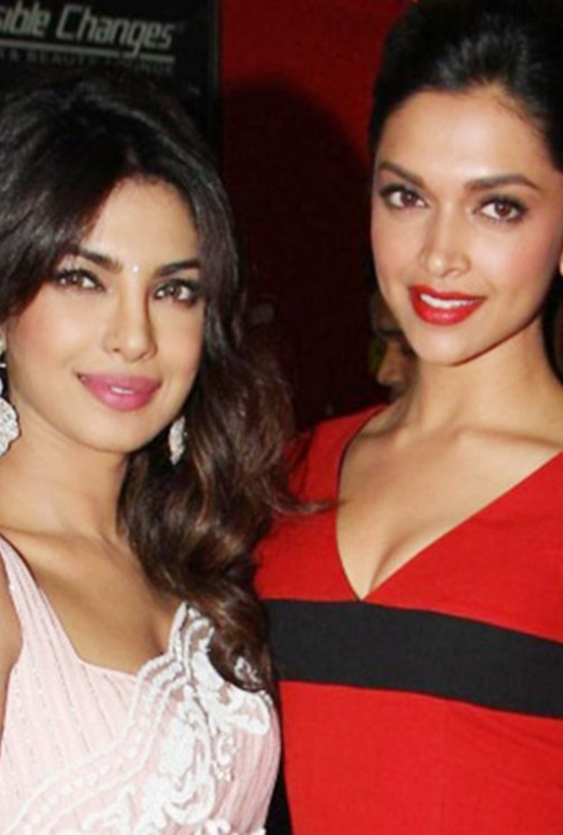 ديبيكا بادوكون وبريانكا تشوبرا تبادلتا الأدوار في الجائزة.