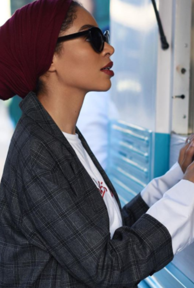 زينب علي حمود تنسّق ألوان أكسسواراتها بذكاء وأنوثة.