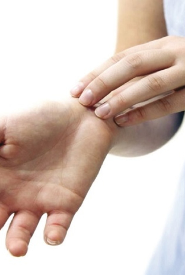  حكة الجلد من أبرز أعراض الاكزيما.