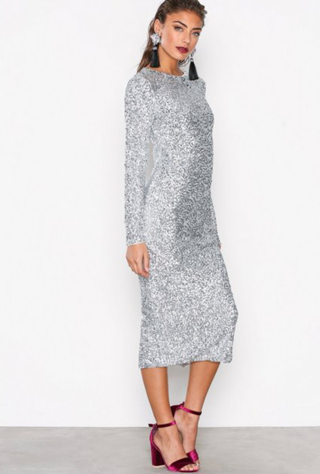 اطلالات شبابية لافتة تحصلين عليها بازياء الترتر