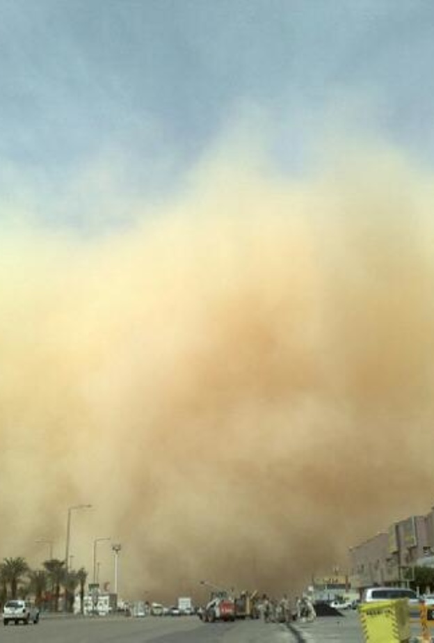 صورة أرشيفية لموجة غبار ضربت الرياض العام الماضي