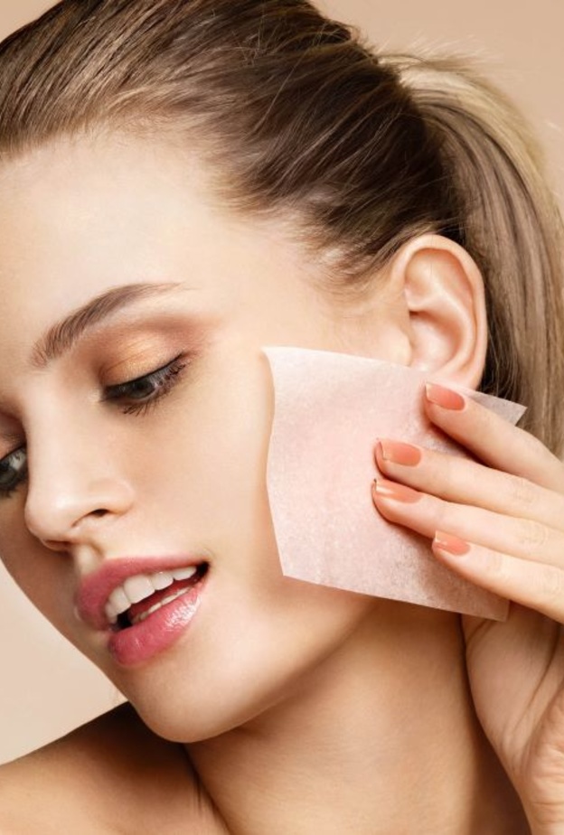 استخدمي المحارم المخصصة لإزالة الزيوت