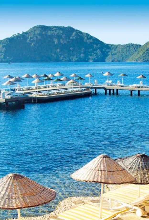 شاطئ إنسيكوم، شاطئ جميل تزينه الأشجار والنباتات الزهرية ويشتهر برماله الناعمة ذات اللون الذهبي الداكن