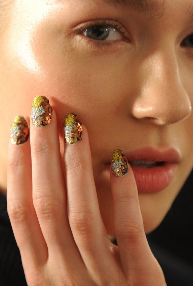 الوان اظافر ذهبية على خطى عارضات ‏Naeem khan