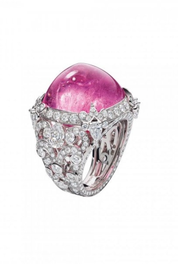 أقراط من الذهب الأبيض والماس والياقوت الأحمر والتورمالين