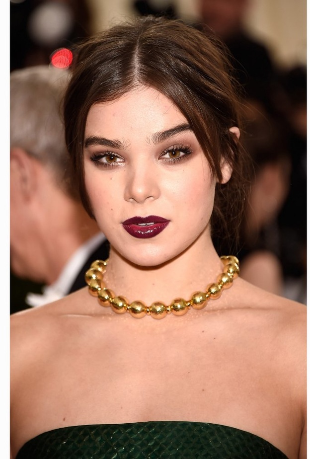 هيلي ستاينفيلد تتألق باحمر شفاه عنابي ولماع