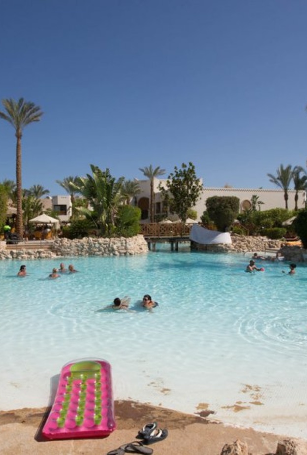 شاطئ ماليه الاصطناعي هو شاطئ من صنع الإنسان