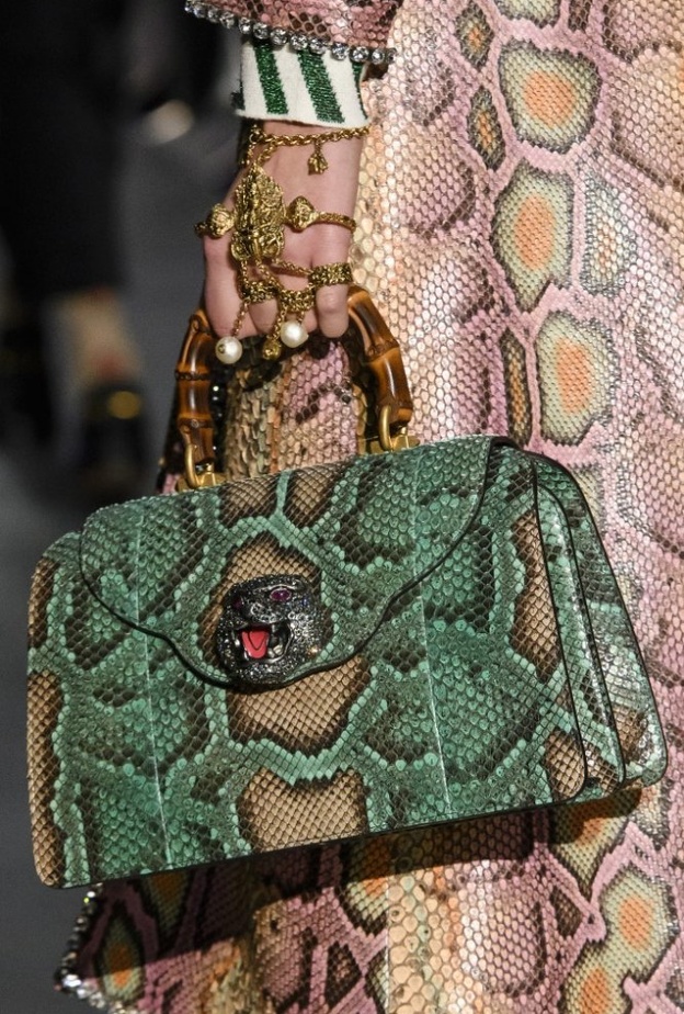 حذاء عصري ولون صري من زاديغ اند فولتير.