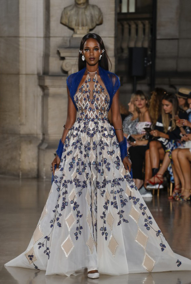 فستان خطوبة قصير منقوش بالورود المطزرة من مجموعة طوني ورد