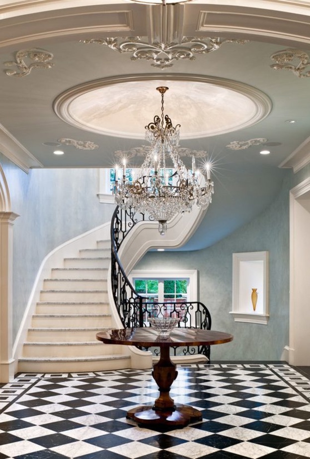 زخارف متقنة لسقف مدخل المنزل الفخم