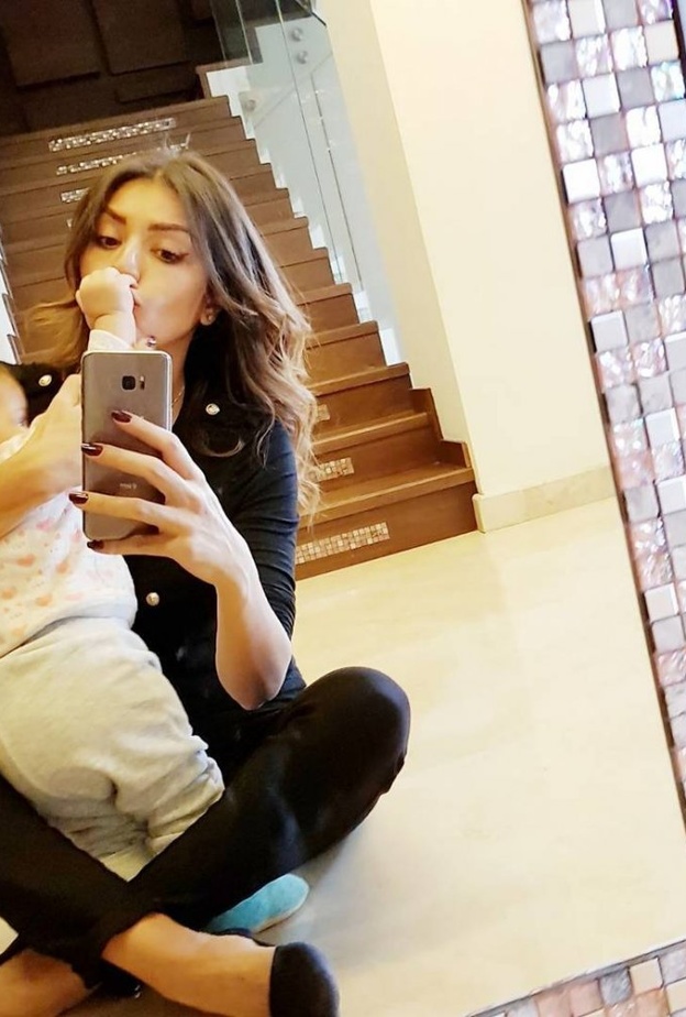 أمل بوشوشة وابنتها