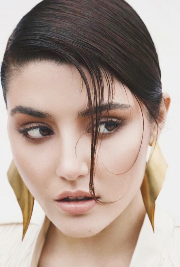 اكسسوارات شعر عصرية وضعتها هانده إرتشيل على فروة الراس