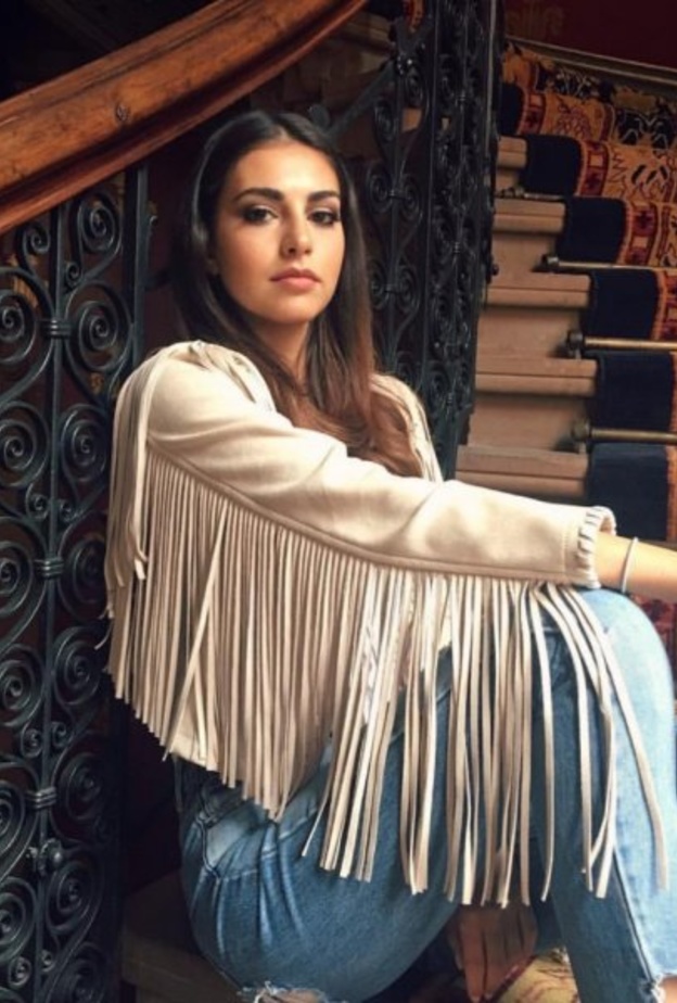 فاليري ابو شقرا تختار جاكيت جلدية مع اكمام الشراريب