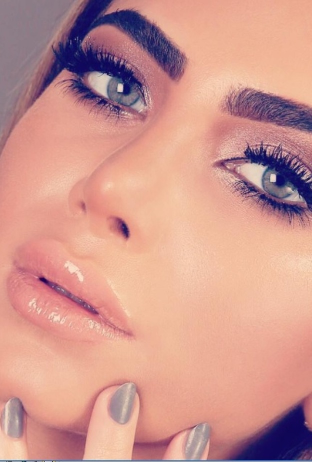 مكياج عيون ناعم بالكحل الأبيض في الجفن الداخلي مع العدسات الملونة