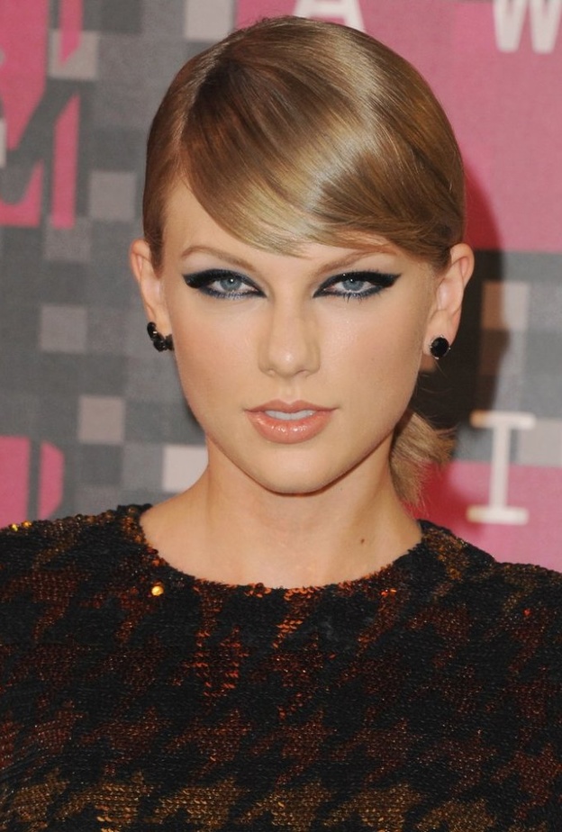 جرأة تايلور سويفت بمناسبة عيد ميلادها