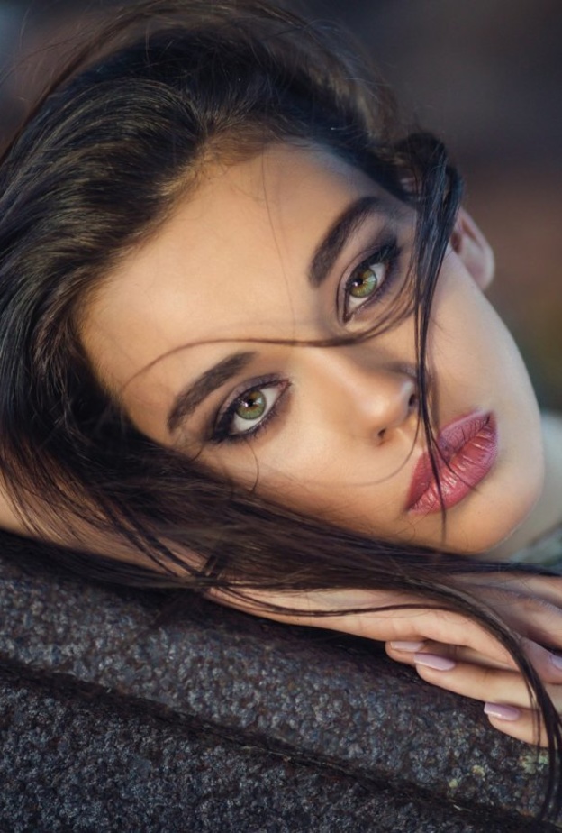 العيون الخضراء الغامقة من اجمل الوان العدسات لصاحبات البشرة السمراء.