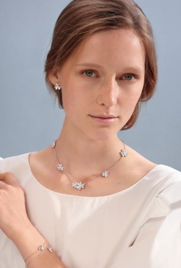 تحتفل فان كليف أند آربلز Van Cleef & Arpels بمجموعة مميزة ساحرة خاصة بموسم الاعياد ألا وهي دايمُند بريز TM أو نسيم الاألماس